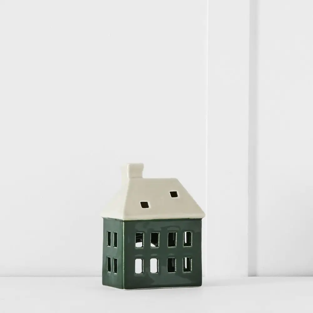 Festive Cottage Decoration 4 Festive Cottage Decoration - Image 2